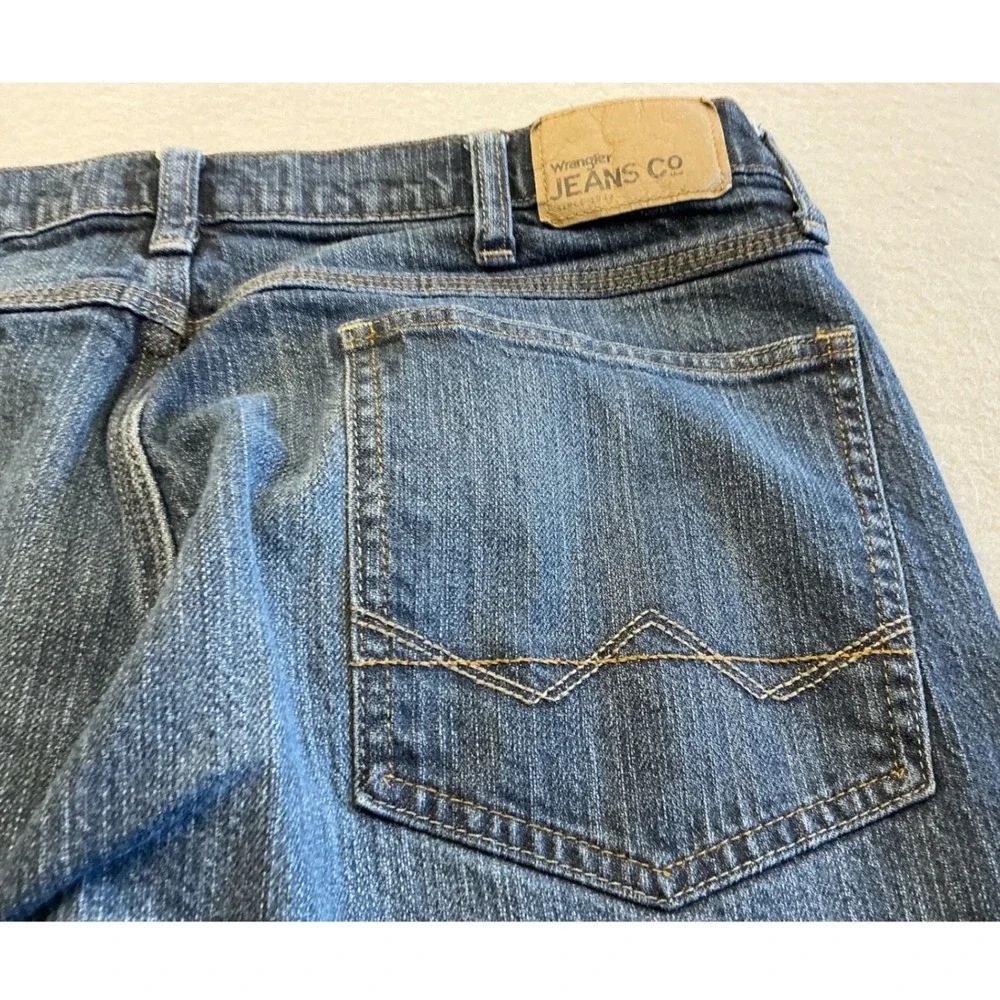 Pair Wrangler Jeans Co Mens Straight‎ Leg Denim Blue Wash Pants Casual Everyday